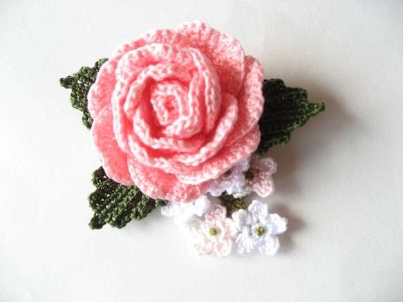 レース編み　薔薇とかすみ草のコサージュ 1枚目の画像
