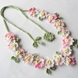 レース編み　桜のネックレス 1枚目の画像