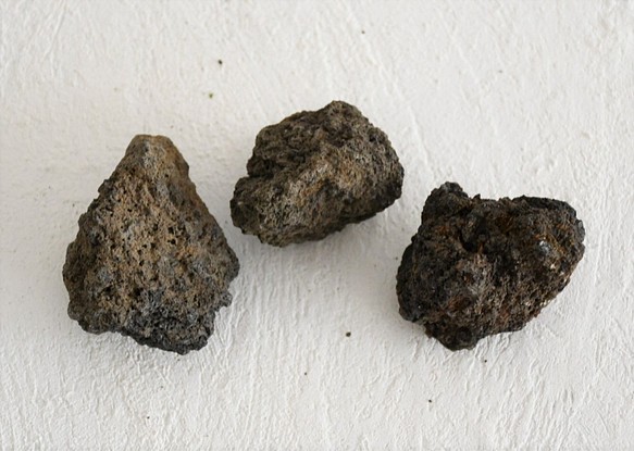 【レイアウト用】溶岩石　Mサイズ（４～６ｃｍ）２～３個入り 1枚目の画像