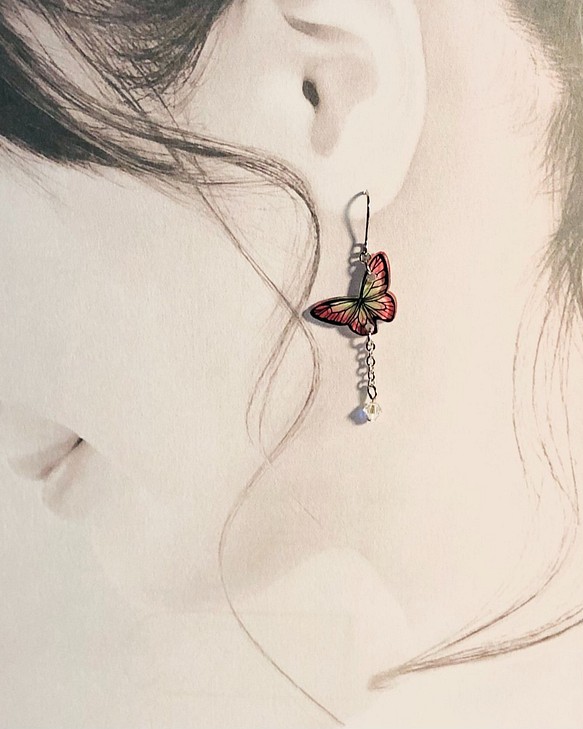 &lt;手繪&gt;“蝴蝶”金屬耳釘、金屬耳釘、樹脂耳釘 第1張的照片