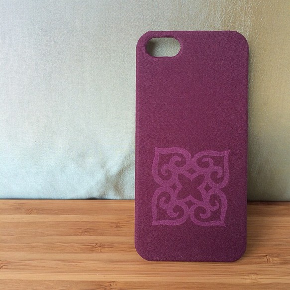 モダンなアイヌ紋様のiPhoneケース （紫） 1枚目の画像