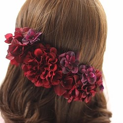 濃赤ダリアと紫陽花の髪飾り（造花） 1枚目の画像