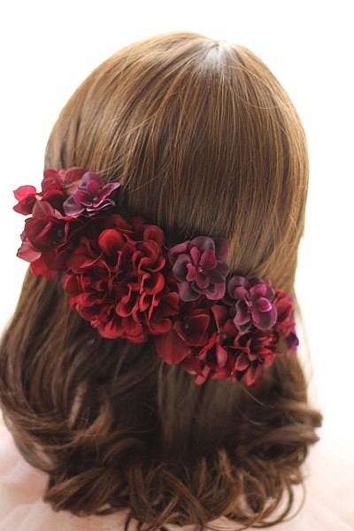 濃赤ダリアと紫陽花の髪飾り（造花） 1枚目の画像