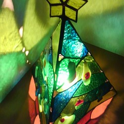 クリスマスツリーランプ　ステンドグラスにガラスを焼いた飾りがとっても可愛いです♪ 1枚目の画像