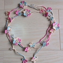 再販＊トロピカルなお花とチェコビーズのラリエット コットンの手編み 1枚目の画像