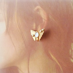 復古蝴蝶·淡藍色凸圓形耳環 第1張的照片
