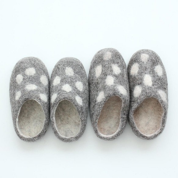 溫暖和溫暖的“羊毛氈房鞋圓點圖案”免費禮物（灰色） 第1張的照片