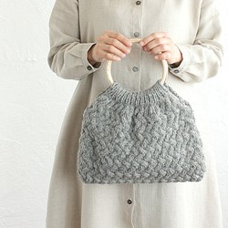 【限時特賣】Aran 圖案籃式編織羊毛針織托特包（灰色）。 第1張的照片