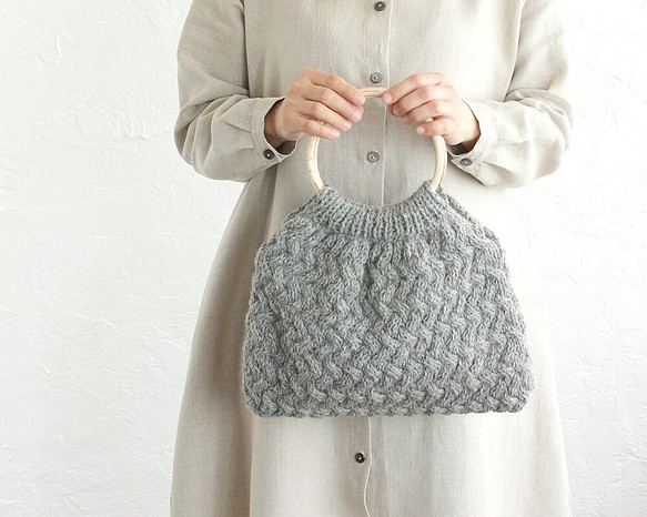 【限時特賣】Aran 圖案籃式編織羊毛針織托特包（灰色）。 第1張的照片