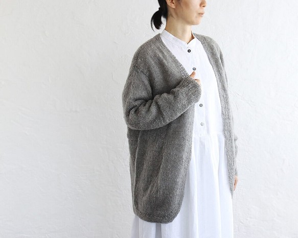 柔軟的手工編織馬海毛風格針織羊毛混紡外罩開衫（灰色） 第1張的照片