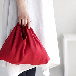 亞麻布的Azuma Bag M（紅色）裝在袋子裡。 第1張的照片