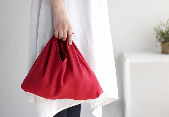 亞麻布的Azuma Bag M（紅色）裝在袋子裡。 第1張的照片