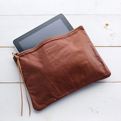 “蠟皮扁平小袋”B5 平板包入袋 真皮手拿包（淺棕色） 第1張的照片