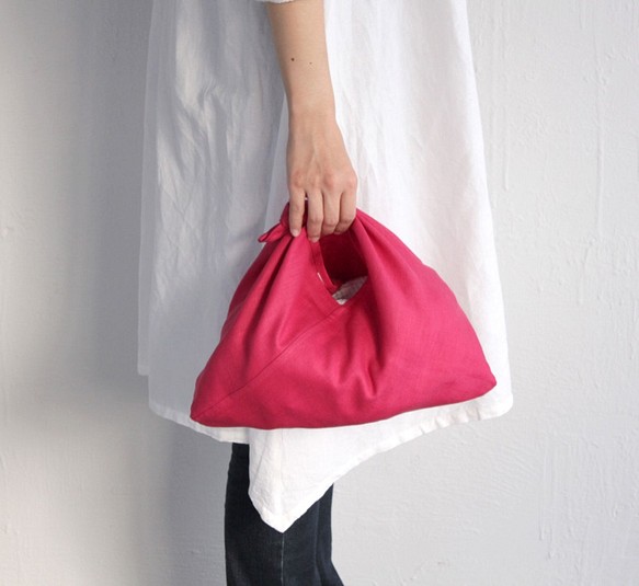 亞麻的Azuma包M袋放在包裡，裝在車內。粉紅色 第1張的照片