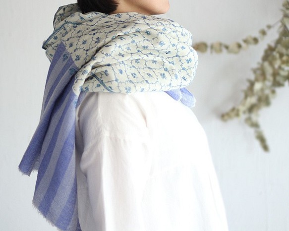 Sozuni 刺繡羊毛披肩（灰白色） 第1張的照片