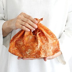 alin&#39;s bag S Bento 帶扣板蠟染包（花朵/橙色） 第1張的照片