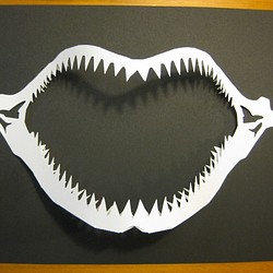 飛出す切り絵　サメの歯と顎骨　壁飾りにも 1枚目の画像