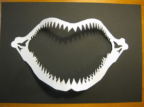 飛出す切り絵　サメの歯と顎骨　壁飾りにも 1枚目の画像
