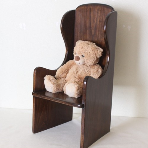 お気に入りのお人形やぬいぐるみのための椅子です ウィングバック 