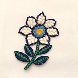 手刺繍風 お花ワッペン大 ホワイト Wa075 ワッペン アップリケ Foo Stitch 通販 Creema クリーマ ハンドメイド 手作り クラフト作品の販売サイト