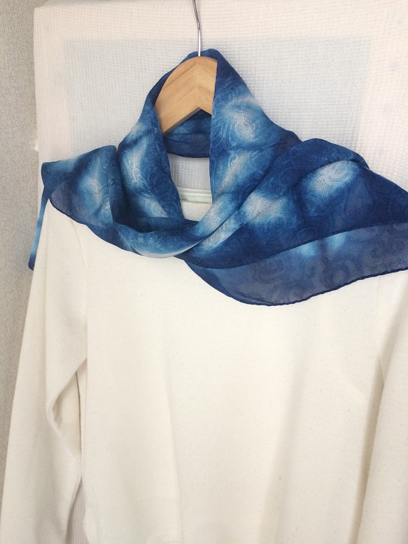 天然藍染  絹スカーフ 1枚目の画像