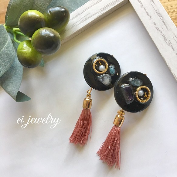 black × rose tassel earrings 1枚目の画像