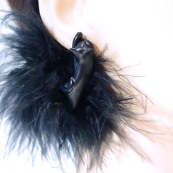 黒猫があなたの耳にぶらさがるピアス & イヤリング (ファー付き) 1枚目の画像