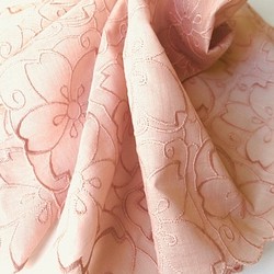 草木染 桜刺繍ハンカチ（桜色） 1枚目の画像