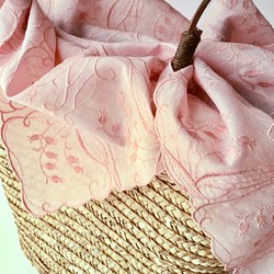 草木染刺繍ハンカチ　鈴蘭（サーモンピンク） 1枚目の画像