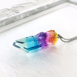 彩虹色水晶吊墜B（樹脂礦） 第1張的照片
