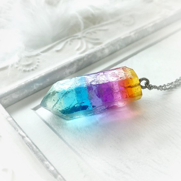 虹色水晶のかけらペンダントC（レジン鉱石） 1枚目の画像