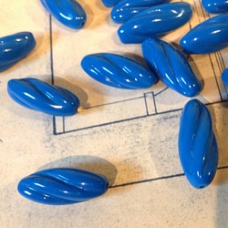 Vintage Italy lucite twist blue beads ヴィンテージ ツイスト ビーズ 1枚目の画像