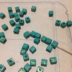 Vintage germnay gold green cube beads ヴィンテージ ビーズ 1枚目の画像