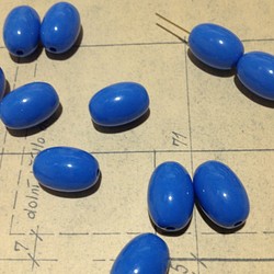 Vintage germany lucite blue oval beads ヴィンテージ ビーズ 1枚目の画像