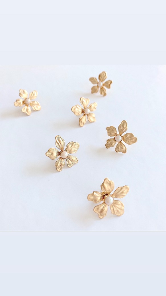 復古珍珠和美國黃銅花朵耳釘式耳環 第1張的照片