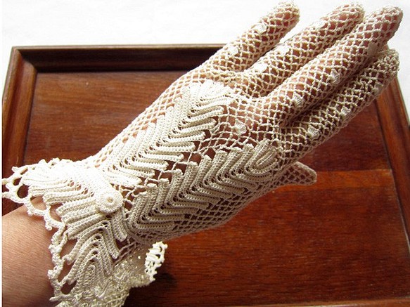 ビンテージ(数十年前)の手編みレース手袋-