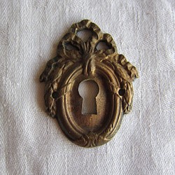 フランスアンティーク真鍮かぎ穴リボン装飾金具/家具カルトナージュ 1枚目の画像