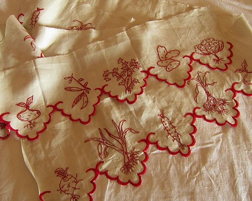 フランスアンティーク赤手刺繍リネン棚飾り布キッチン野菜柄/巾23×357cm