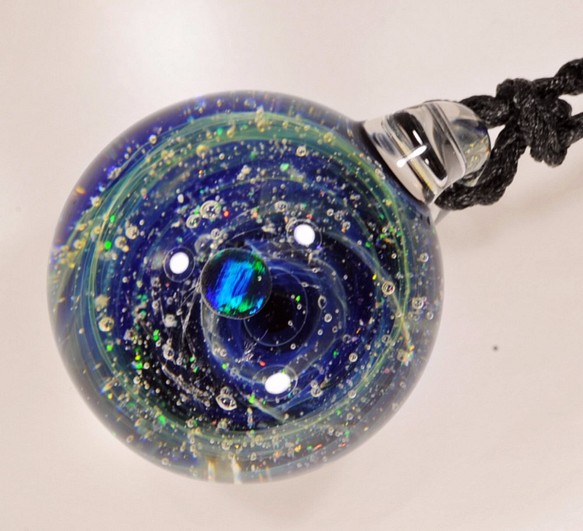 小宇宙 microcosmos 星のささやき スターダスト #136 球体 グリーンオパール ガラスペンダント 1枚目の画像