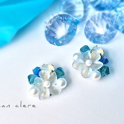 夏の氷と青い花○ブルーの花のビジューピアス&イヤリング 1枚目の画像