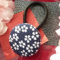 桜のくるみボタンのヘアゴム　藍色 1枚目の画像