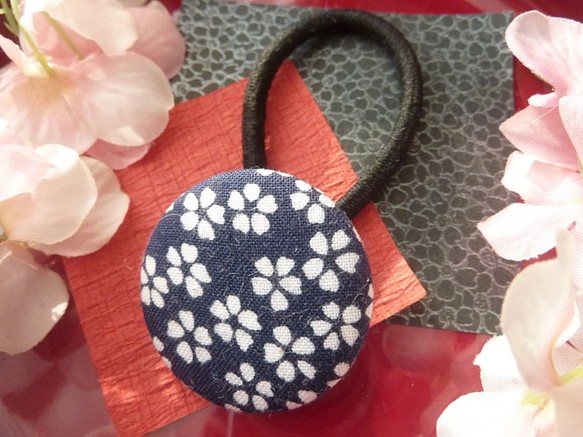 桜のくるみボタンのヘアゴム　藍色 1枚目の画像