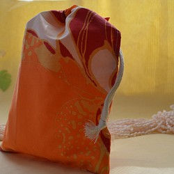 巾着ハワイアン生地(オレンジ＆レッド)タパ柄　 1枚目の画像