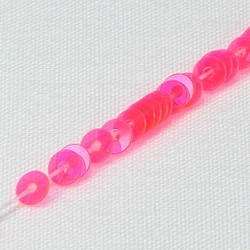 フランス製 糸通しスパンコール 3mm平 蛍光ピンク 1枚目の画像
