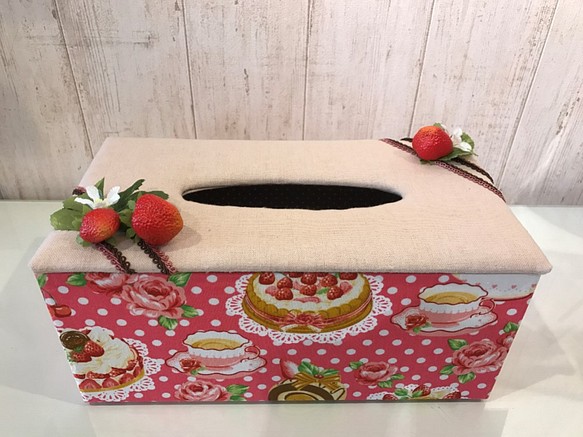 ティッシュボックス Lサイズ　(カルトナージュ)　いちごの造果とスイーツ柄がかわいい！ 1枚目の画像