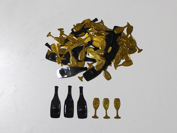 コンフェッティ　シャンパンボトル＆グラス　ゴールド＆ブラック　4ｇ 1枚目の画像