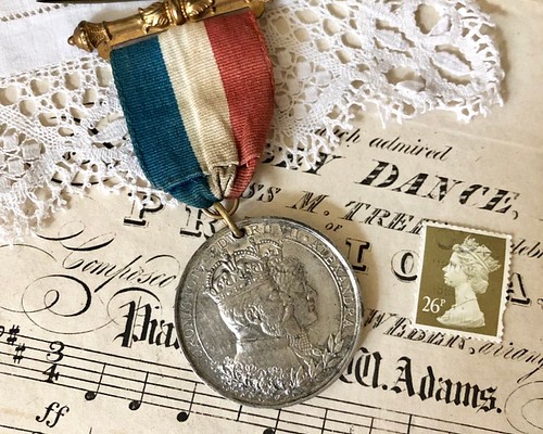 英国で出会った♪アンティーク 1902年エドワード7世戴冠式記念メダルブローチ 紋章