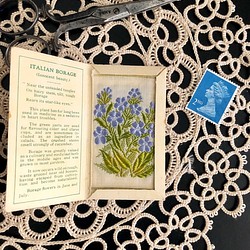 英国で出会った♪アンティークの刺繍のシルク製タグ イタリアンボラジ(瑠璃苣)/シガレットカード 1枚目の画像