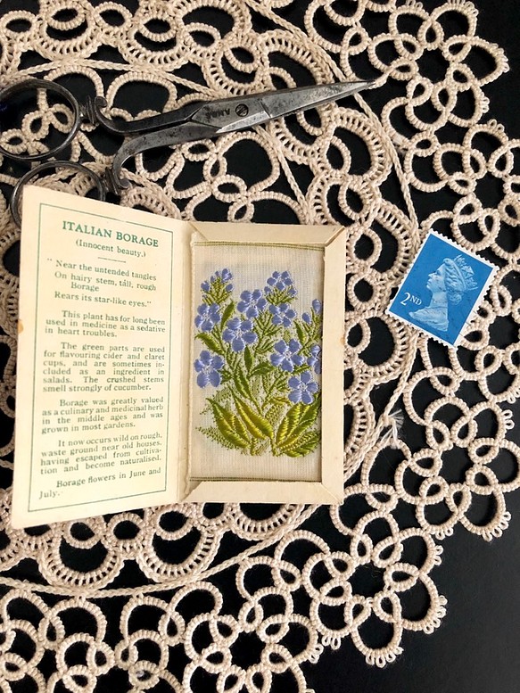 英国で出会った♪アンティークの刺繍のシルク製タグ イタリアンボラジ(瑠璃苣)/シガレットカード 1枚目の画像