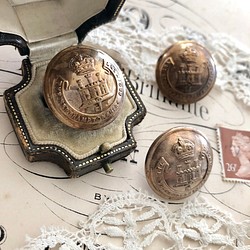 再販)英国で出会った♪ アンティーク 紋章の真鍮ボタン D /王冠とお城のデザイン/英国軍 φ26ｍｍ 1枚目の画像